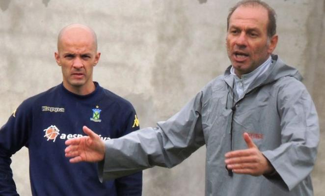 O meia André Bilinha e o técnico Ivan Izzo