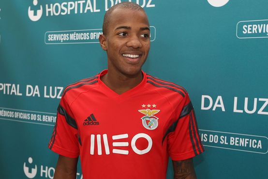 Benfica anuncia chegada de ex-santista Victor Andrade