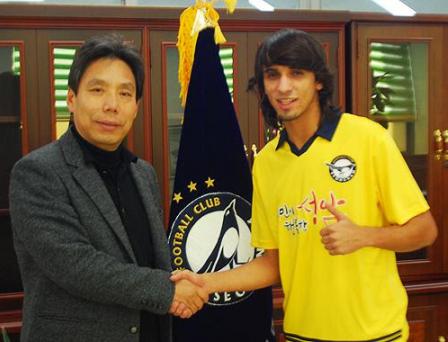 Na Coreia do Sul, Valdivia desperta interesse de gigantes europeus