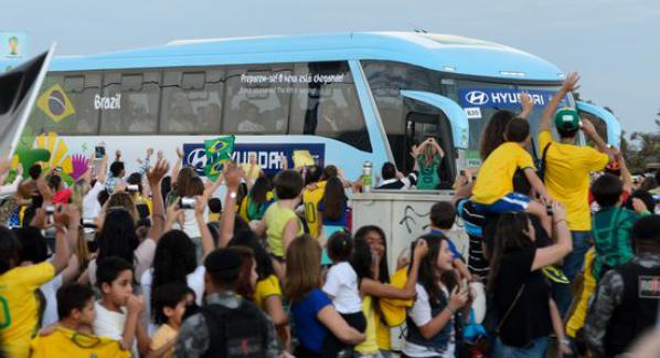 Copa 2014: Seleção brasileira chega à Brasília e é saudada por torcedores
