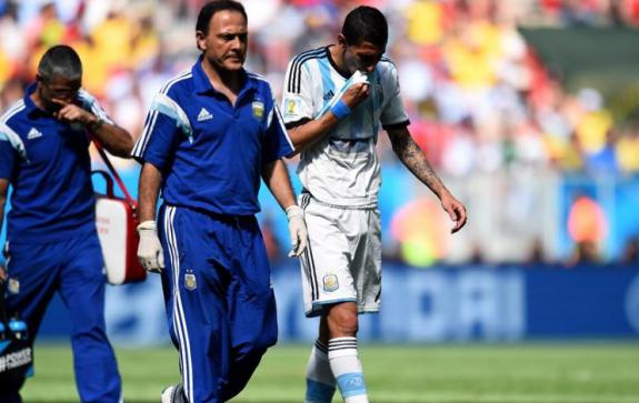 Dí Maria saindo de campo lesionado no jogo com a Bélgica