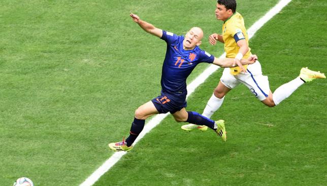 Pênalti de Thiago Silva em Robben no começo do jogo