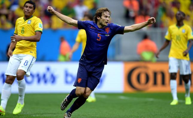 Blind comemorando seu gol no jogo