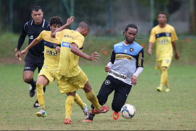 Carlos Alberto marca e Botafogo goleia em jogo-treino