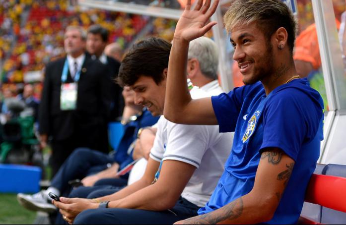 Neymar no banco de reserva no Estádio Mané Garrincha - Estadão