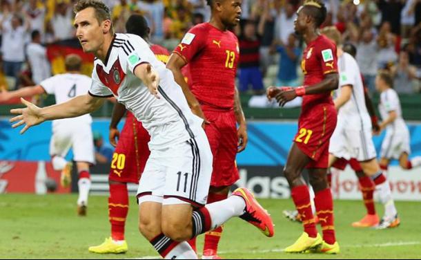 Klose comemorando seu 15º gol contra Gana