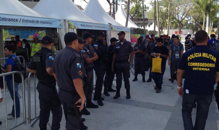 FIFA e Governo do Rio aumentaram as barreiras policiais no Maraca! - Rodolfo Brito / Agência FI