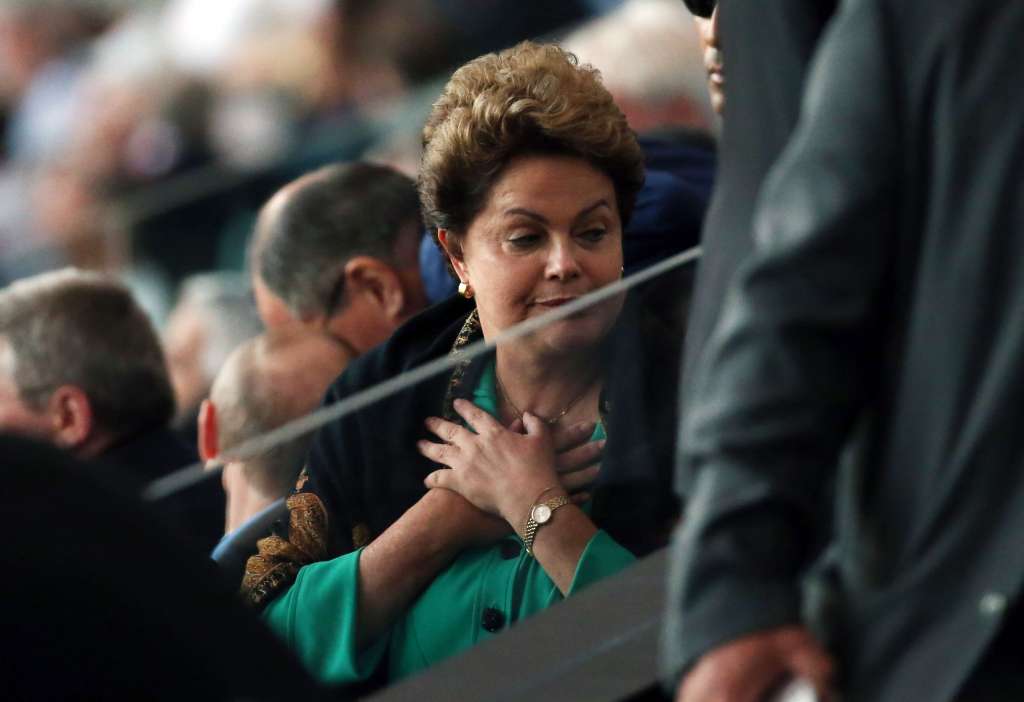 Como em São Paulo, Dilma é alvo de vaias e ofensas ao entregar taça da Copa no Rio de Janeiro