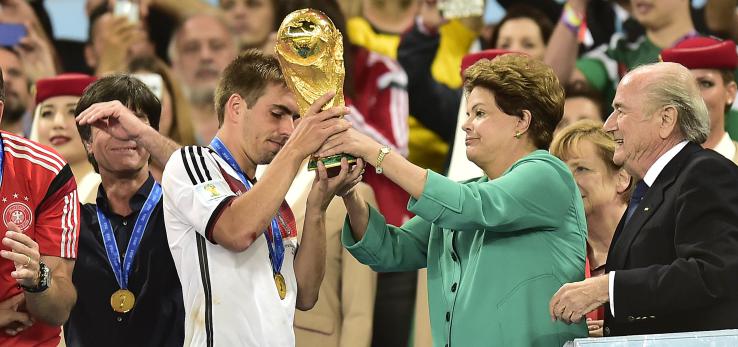 Mal-humorada a presidenta Dilma foi muito vaiada e xingada. Sinal do desgaste provocado pelo Mensalão e pela má administração do PT