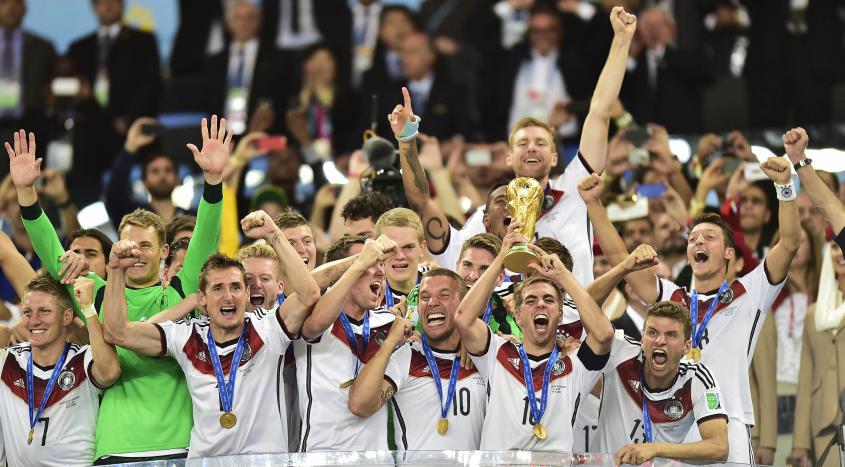 Alemães festejaram muito o merecido título. Argentina cansou e a Alemanha levou o título na prorrogação. - Rodrigo Villalba - AFI