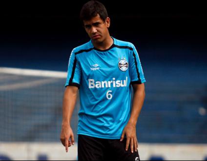 Saimon diz estar pronto para jogar na lateral gremista