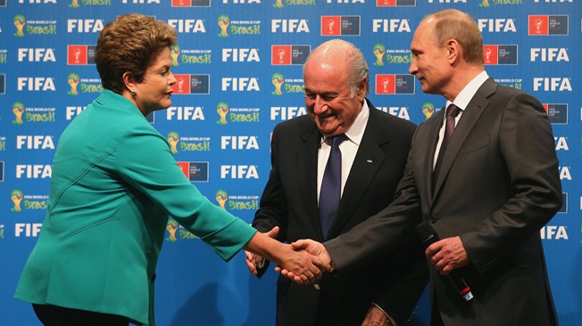 Dilma, sob vaias, elogia o carinho dos brasileiros e faz entrega simbólica da Copa para Putin