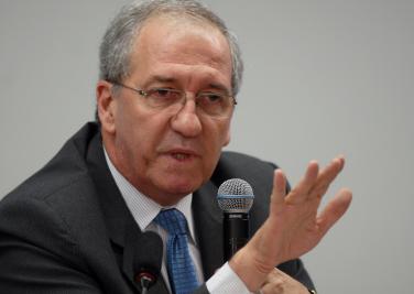 Franklin Martins diz que CBF não é transparente e democrática
