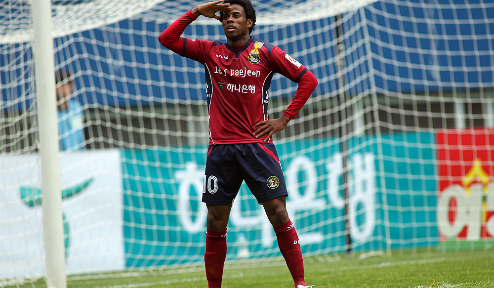 Adriano Michael Jackson faz mais três gols e chega a marca impressionante na K League Challenge