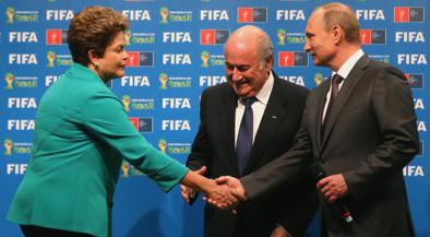 Dilma foi muito vaiada. Só não levou vaias quando fez a entrega simbólica para Putin, da Rússia, sede em 2018.