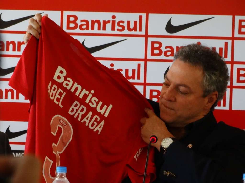 Dida volta e Abel testa João Afonso no lugar de Aránguiz