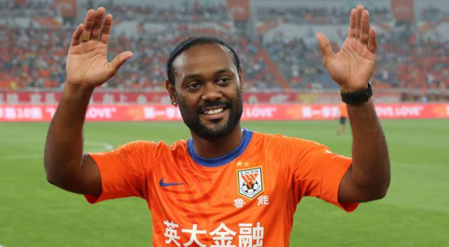 Vágner Love com a camisa do Shandong Luneng