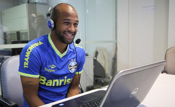 Marcelo Grohe e Giuliano em ação de Marketing no time do Grêmio