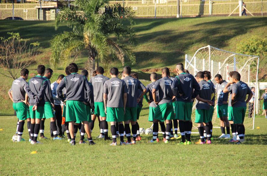 Chapecoense apresenta o zagueiro Enrique Meza