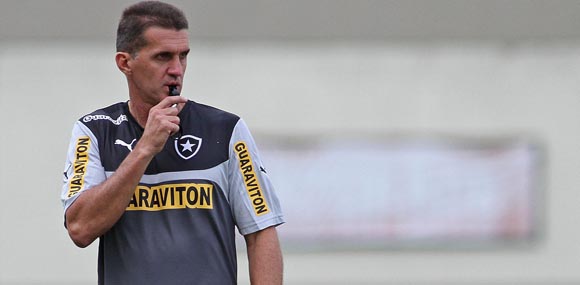 Mancini testa goleiro e atacante em treino do Botafogo