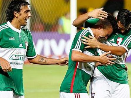 Marquinhos Gabriel comemora gol com companheiros