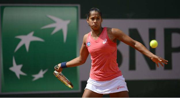 Tênis: Teliana Pereira abandona estreia em torneio na Suécia