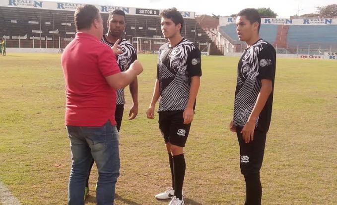 Gaia com os jogadores do elenco da Inter de Limeira
