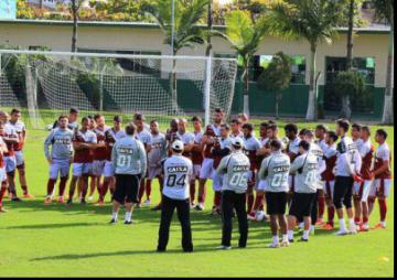 Treino comandado por Guto Ferreira para a partida contra o Coritiba