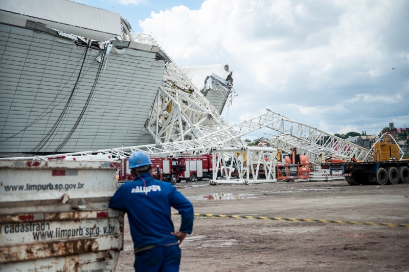 Nove são indiciados por queda do guindaste no Itaquerão