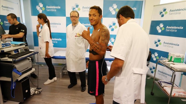 Coração deixa Adriano fora do Barcelona por até 6 semanas
