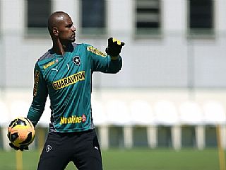 Jefferson volta a treinar e reforça Botafogo no sábado