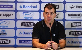 Grêmio cansou de perder gols contra o Goiás e Enderson Moreira só lamenta falta de sorte