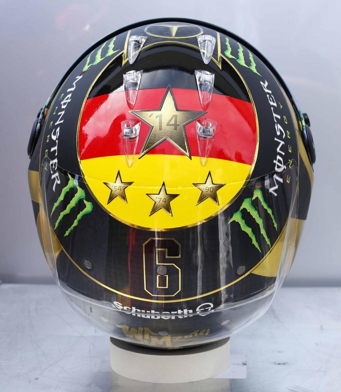 Fifa obriga, e Rosberg tira taça da Copa do seu capacete