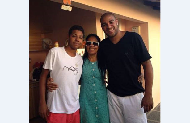 Saiu do trono? Sem clube, Adriano vende mansão e volta para o “colo” da mãe