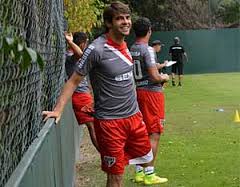Kaká faz primeiro treino coletivo e Fabuloso sai mancando