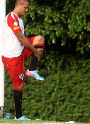 Luis Fabiano sentiu um incomodo no treino desta quinta