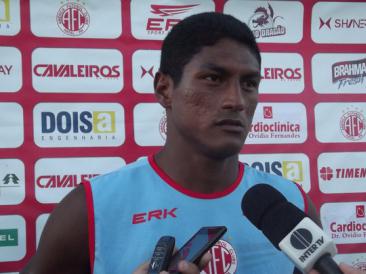 Max, com dores no quadril, está vetado