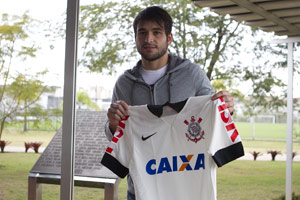 Lodeiro treina e aguarda regularização para estrear