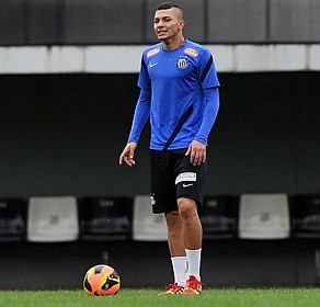 Alison celebra primeiro gol como profissional no Santos