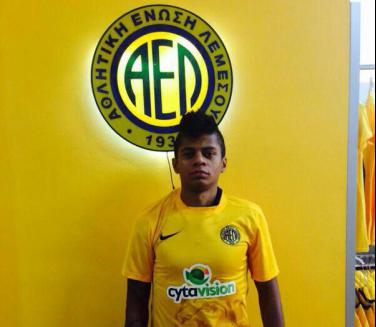 Danielzinho já posa com a camisa do novo clube