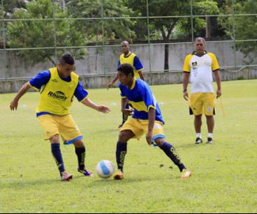 Macaé treinando com bola antes da volta da Série C