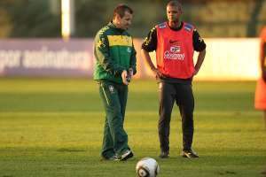 Dunga assina contrato para assumir Seleção, diz rádio. Várzea na CBF!