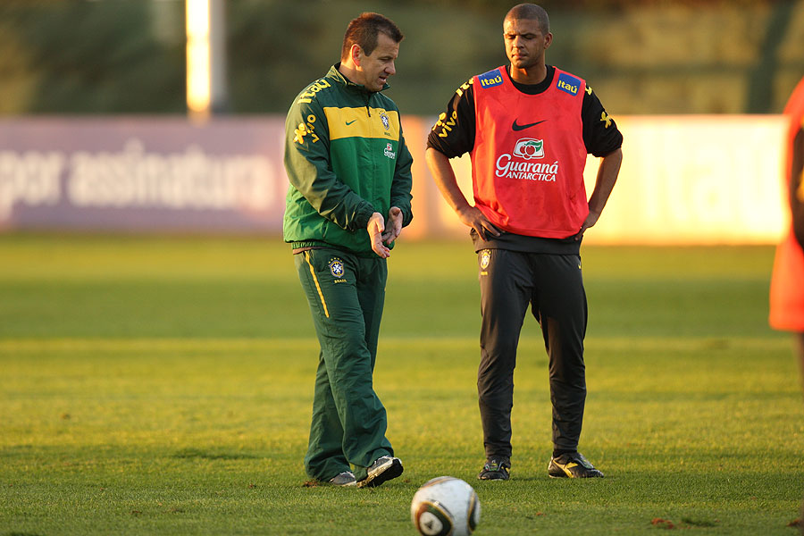 Dunga assina contrato para assumir Seleção, diz rádio. Várzea na CBF!