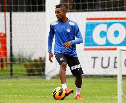 Cicinho vai para o jogo