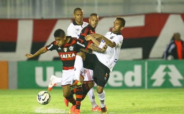 Flamengo tenta deixar a lanterna contra o Internacional