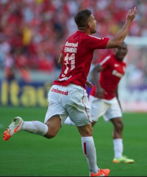 Rafael Moura abriu o placar na goleada do Internacional sobre o Flamengo