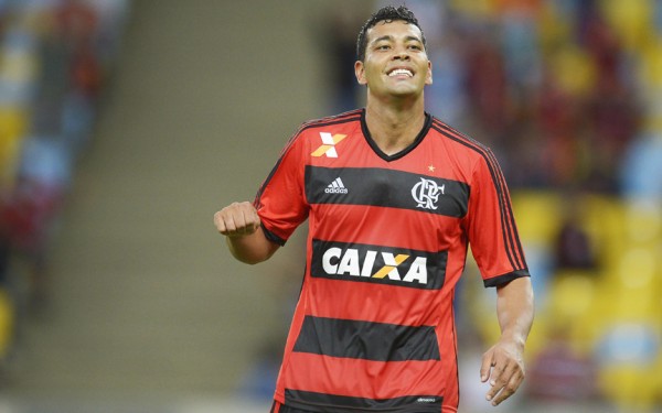 Criticado, André Santos, lateral do Flamengo, apanha da torcida na saída do Beira-RIo