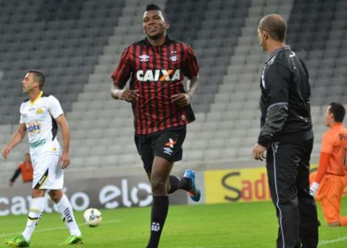 Douglas Coutinho brilhou pelo Atlético-PR