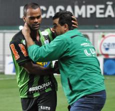 Junior Negão abraça técnico Moacir Junior