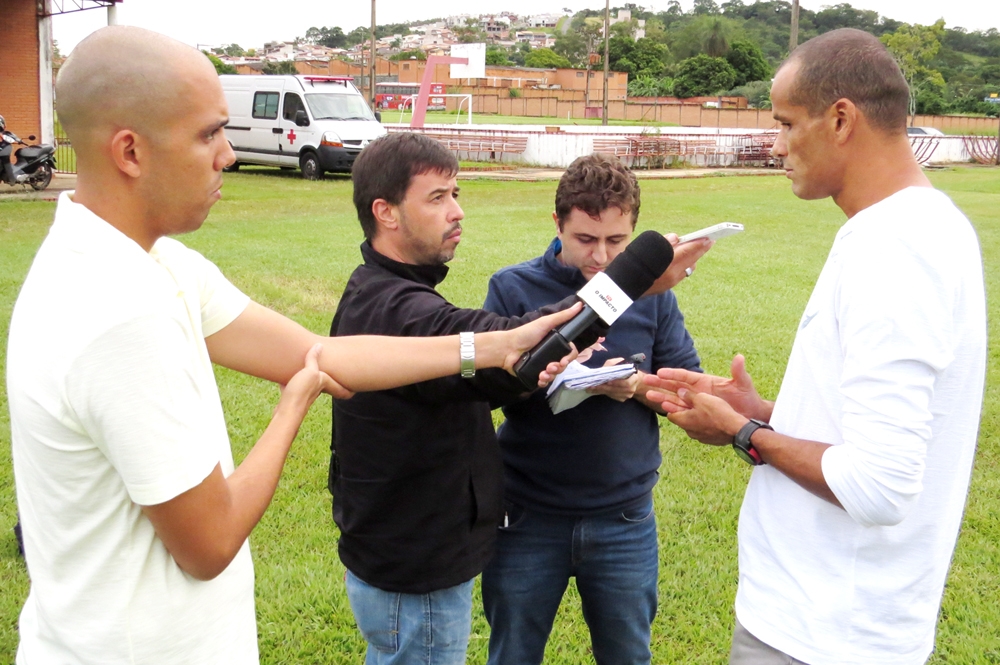 Rivaldo demonstra destempero e ofende jornalistas de Mogi Mirim